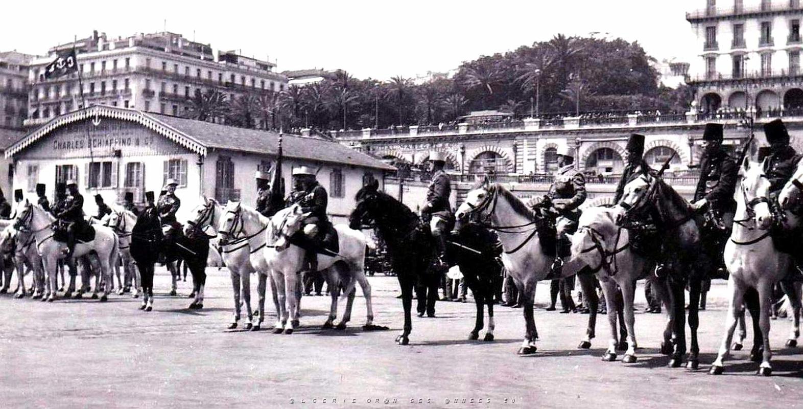 1251- Alger - Troupe en attente de rendre les Honneurs au General Georges - 1929-2.jpg